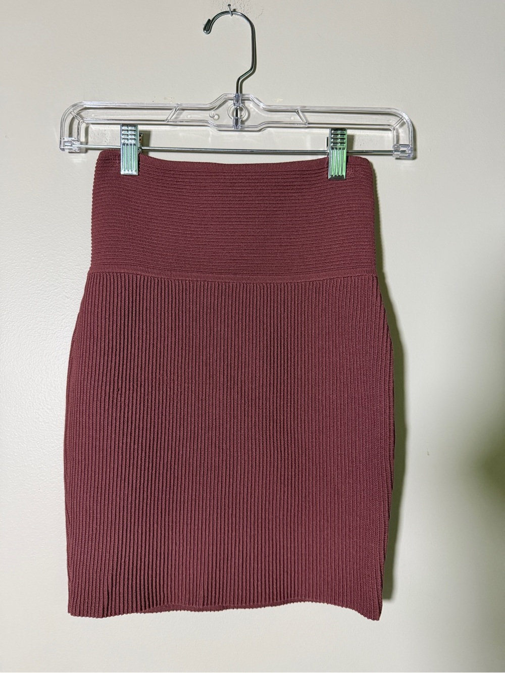 Aritzia Babaton Stretch Ribbed Pencil Skirt in Wine- Sculpt Knit